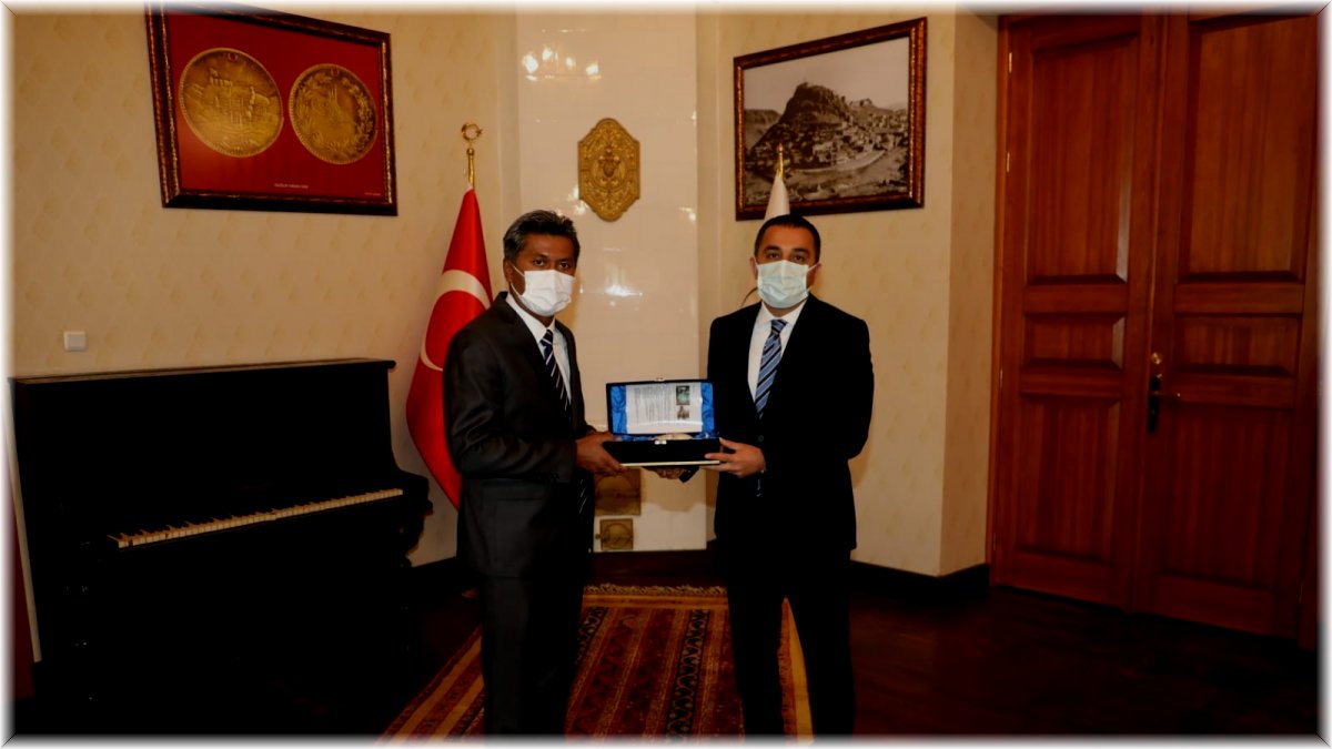 Büyükelçi Mohammed Rizvi Hassen Vali Öksüz'ü ziyaret etti