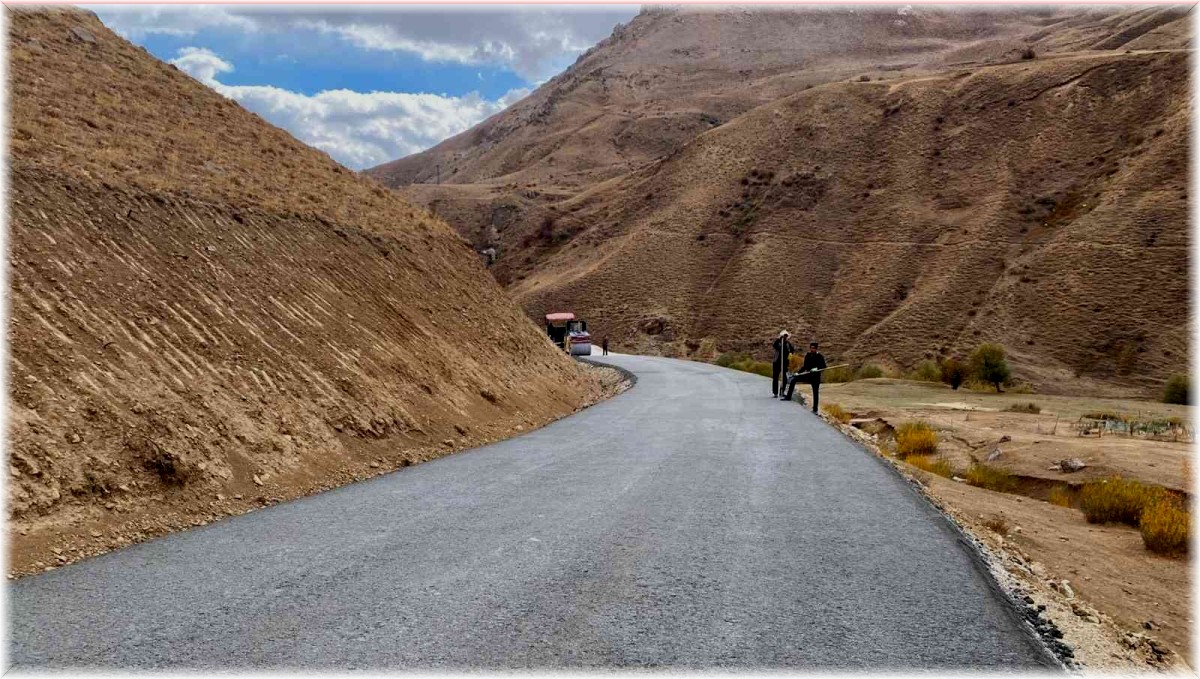 Büyükşehir, Başkale'de 14,5 kilometre beton yol yapıyor