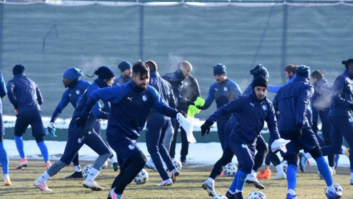 Büyükşehir Belediye Erzurumspor, teknik direktör Mesut Bakkal ile ilk antrenmanına çıktı
