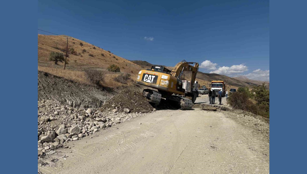 Büyükşehir Belediyesi ekipleri kış öncesi mahalle köy yolları için seferber oldu
