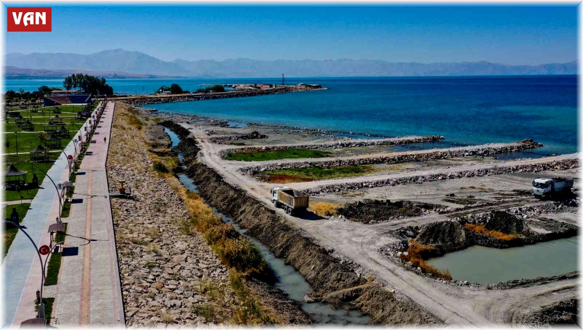 Büyükşehir Belediyesi, Van Gölü'nden 550 bin metreküp balçık çıkardı