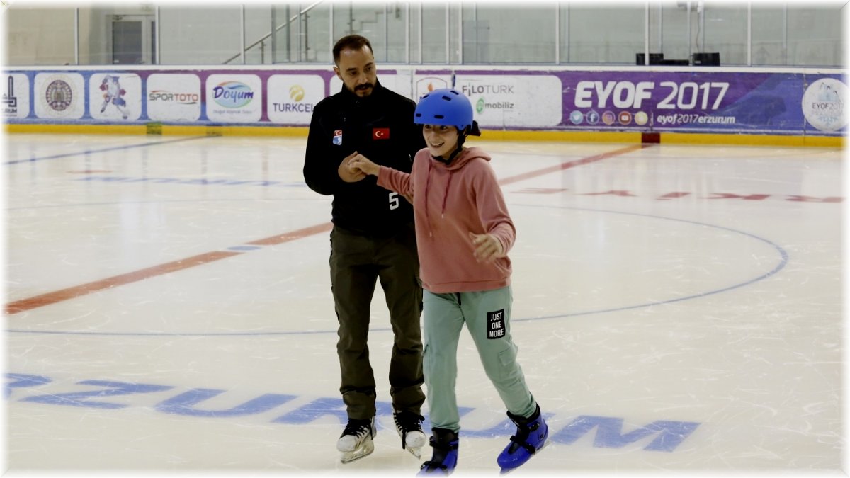 Büyükşehir engelli çocuklar için buz pateni kursu açtı