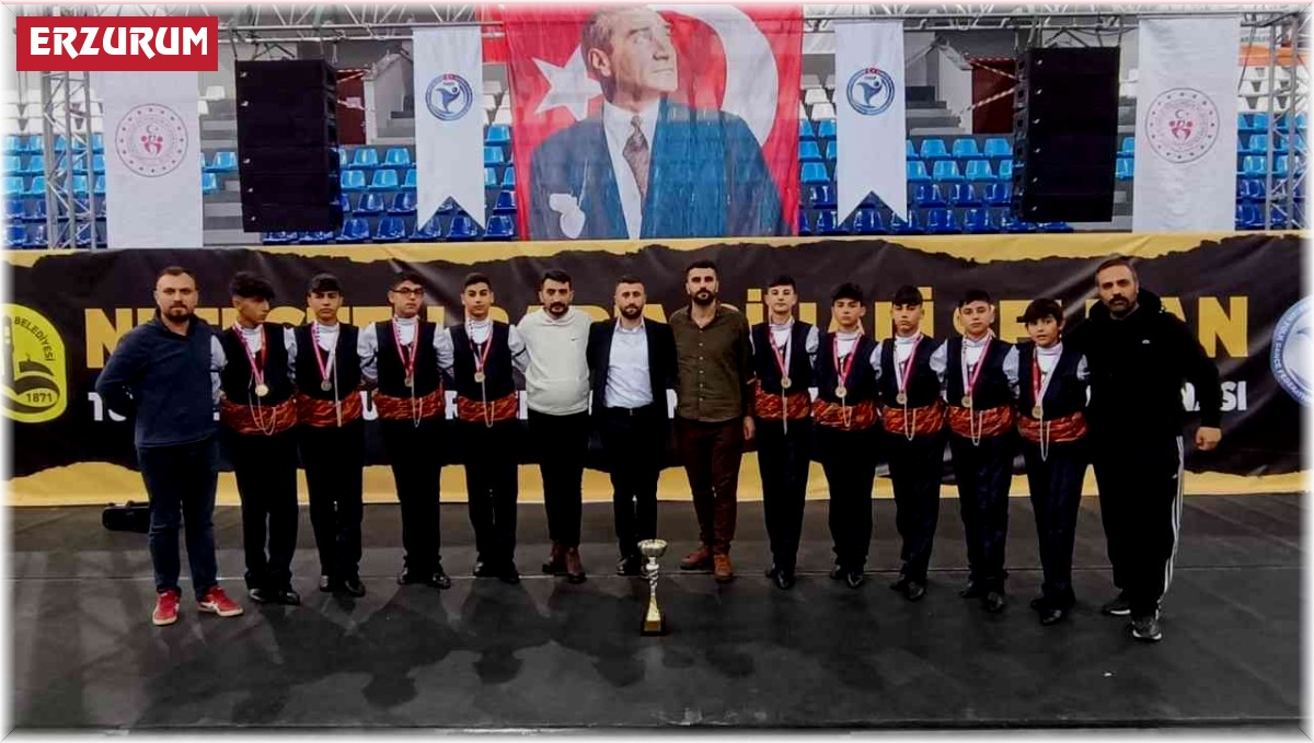 Büyükşehir'in halk oyunları ekibi Türkiye şampiyonu oldu