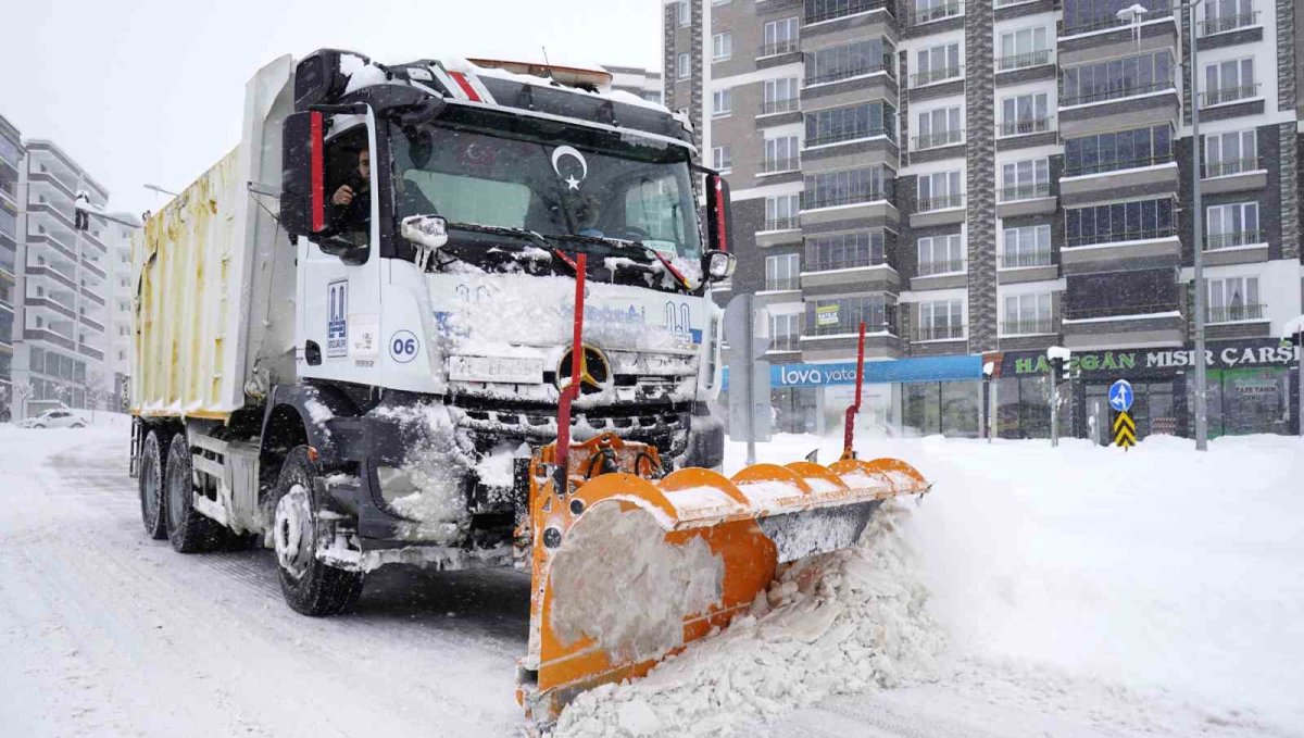Büyükşehir'in kar timleri 7/24 sahada
