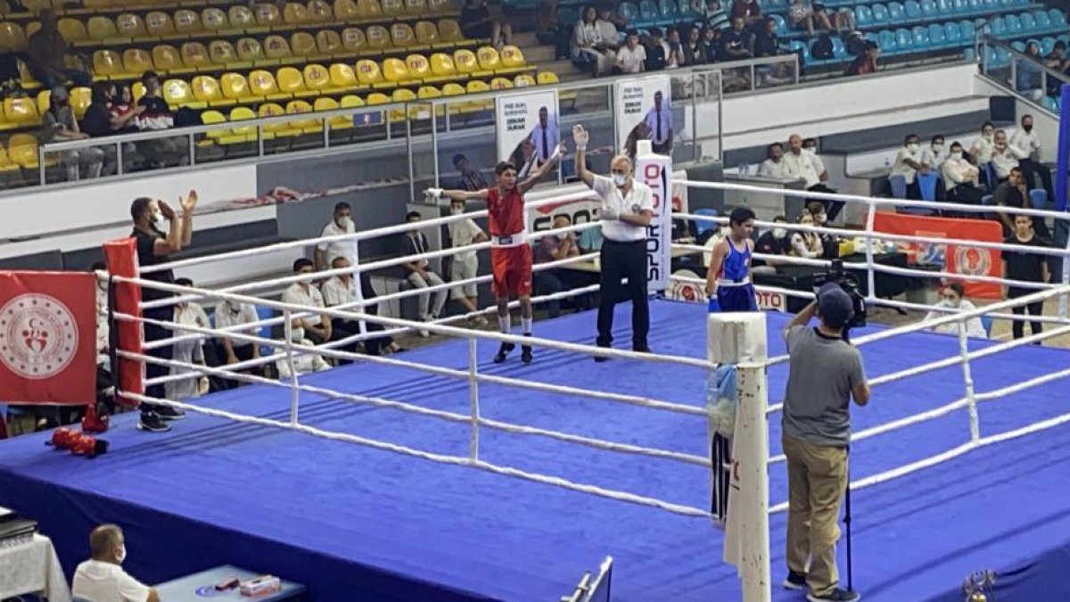 Büyükşehir'in sporcusu Özkısa boksta Türkiye şampiyonu oldu