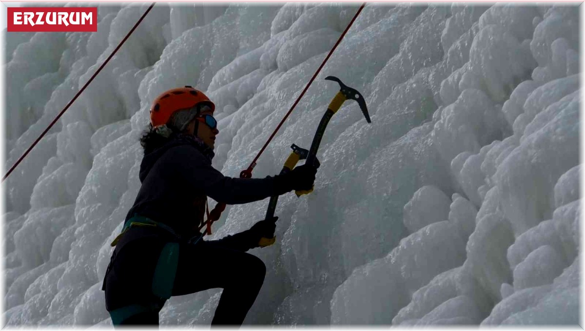 Buz duvarına tırmanan dağcılar nefes kesti