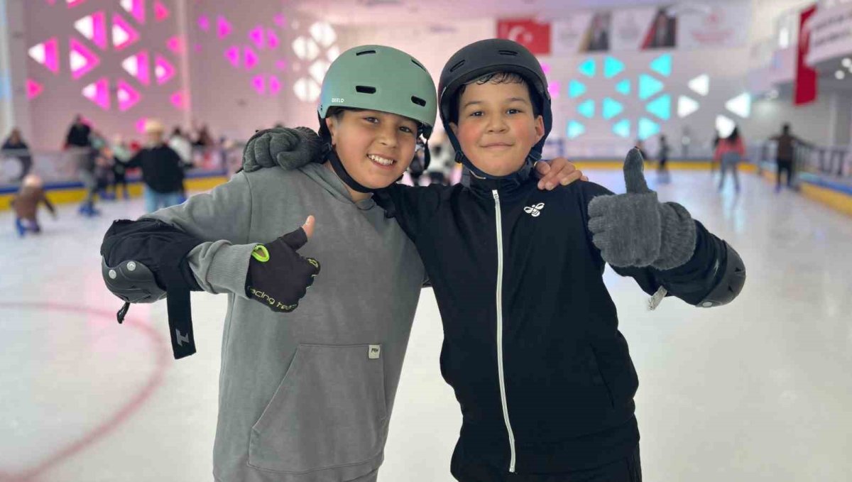 Buz pateni pisti yarıyıl tatilinde çocukların uğrak noktası oldu