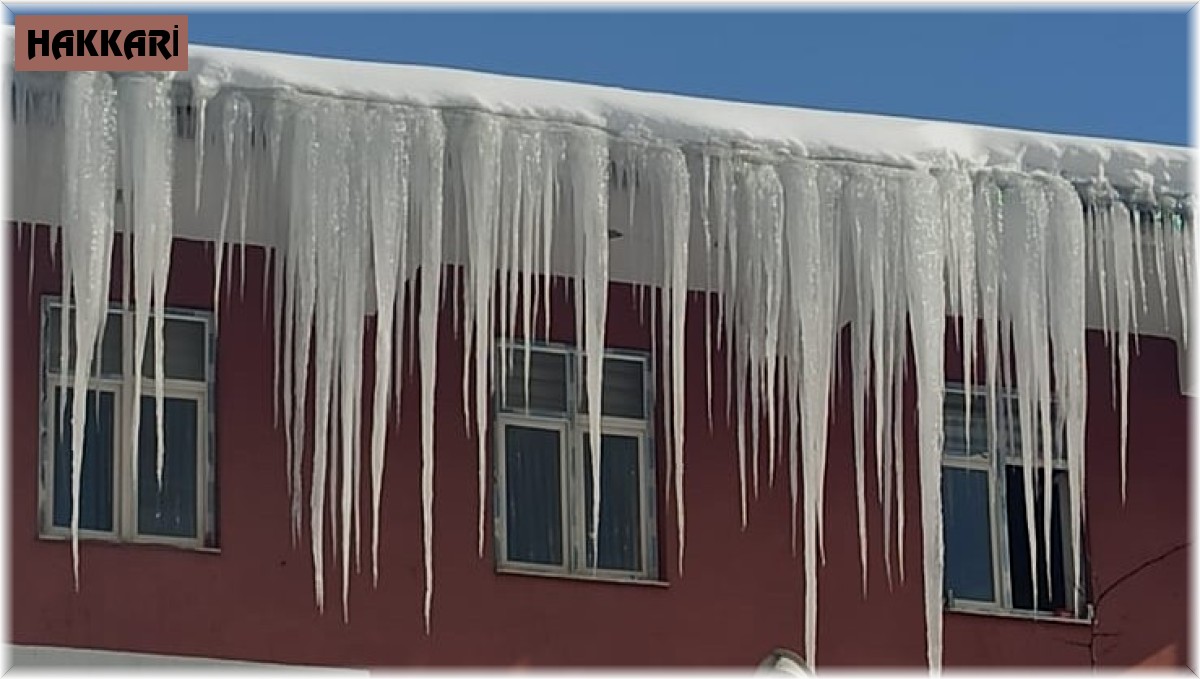 Buz sarkıtlarının boyu 3 metreye ulaştı