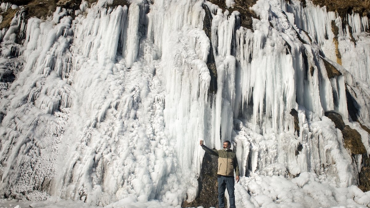 Buz tutan "Ağlayan Kayalar" eşsiz güzellikteki Pülümür Vadisi'nin incisi oldu