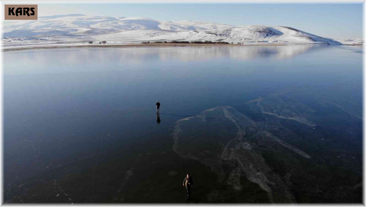 Buz tutan Çıldır Gölü'nde 'vals'