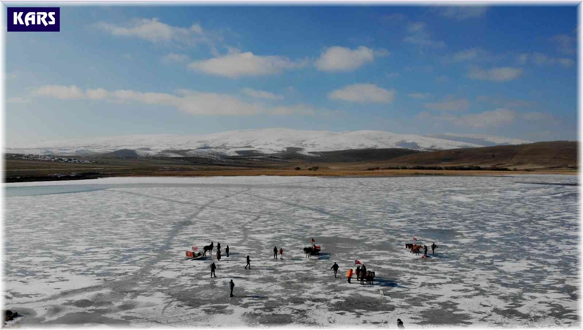 Buz tutan Çıldır Gölü'ne yoğun ilgi