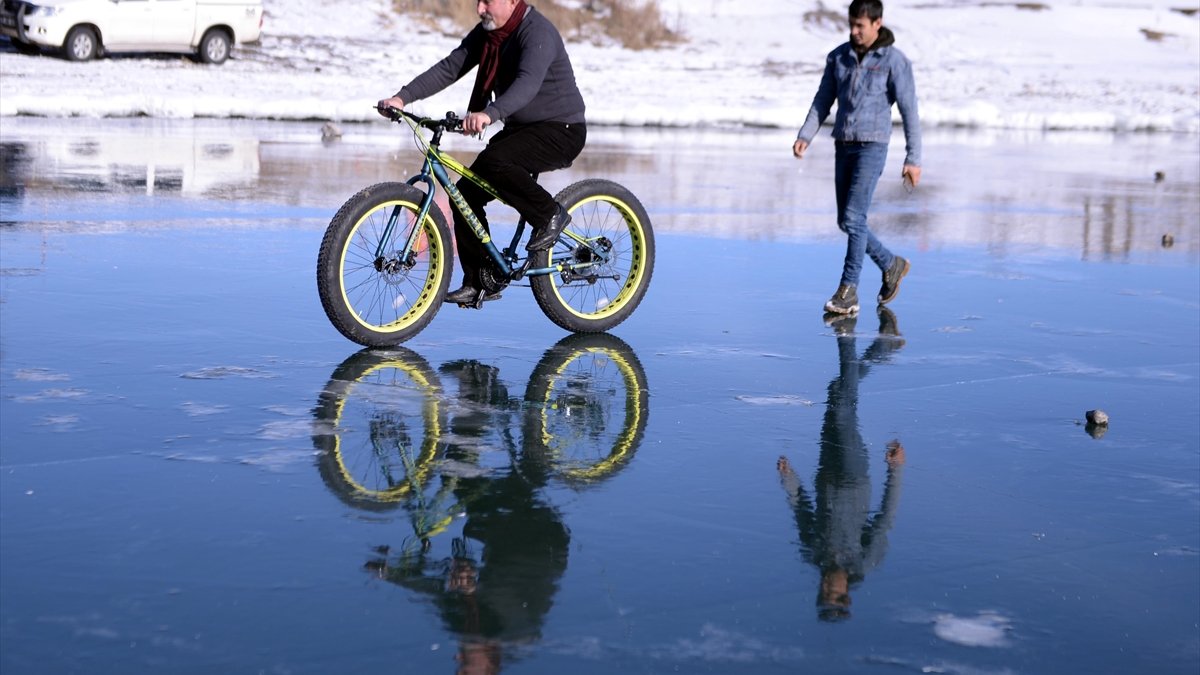 Buz tutan Çıldır Gölü üzerinde bisiklet turu heyecanı