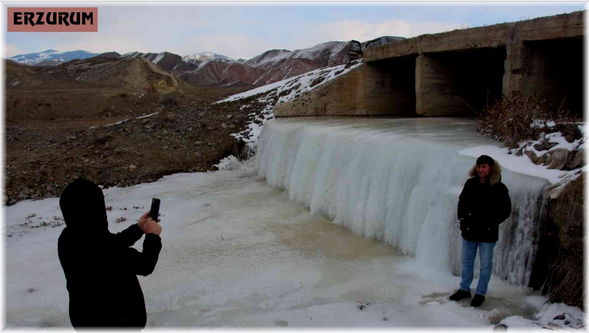Buz tutan dereler görsel güzellikler oluşturuyor