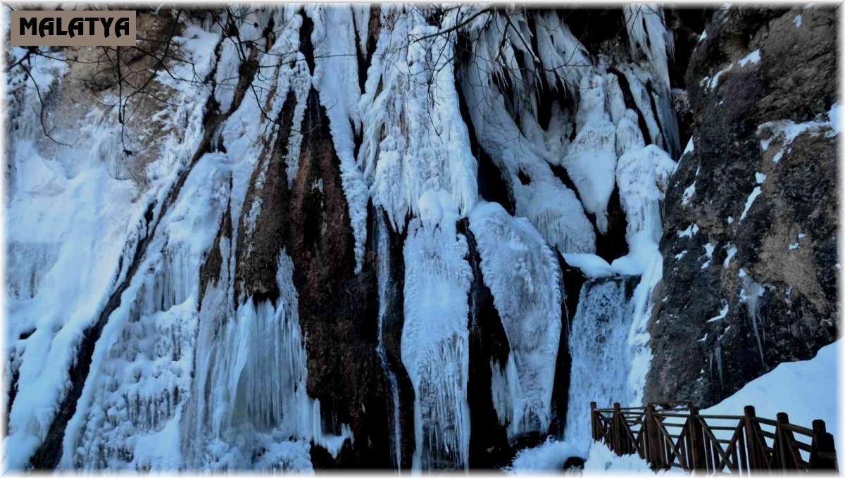 Buz tutan şelale kartpostallık görüntüler oluşturdu