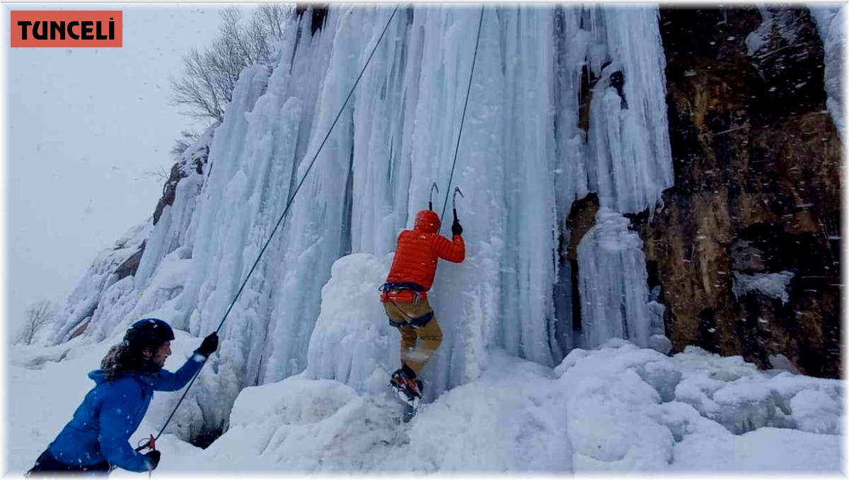 Buz tutmuş şelaleye tırmandılar