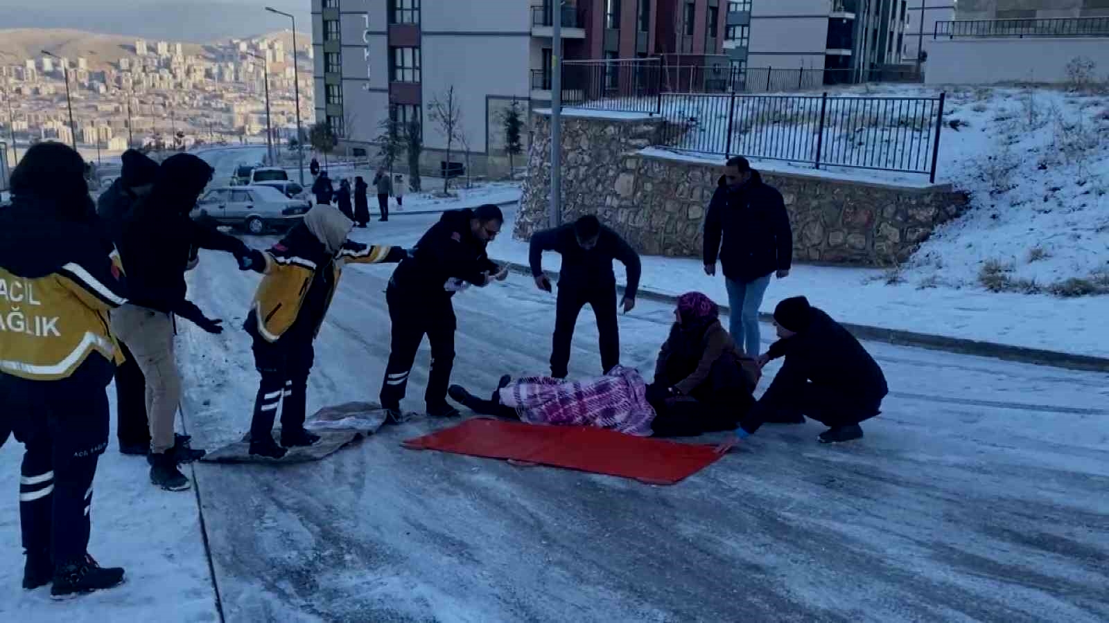 Buzda düşüp yaralanan vatandaşa ulaşmak için insan zinciri oluşturdular, ayakkabılarını çıkarıp yere kilim serdiler