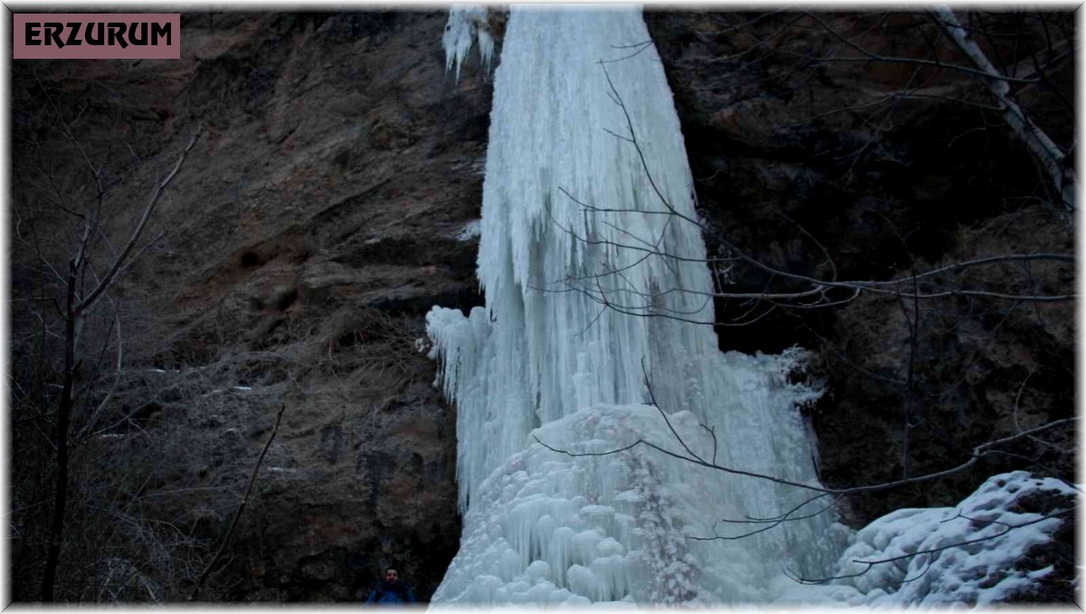 Buzdan şelale büyülüyor