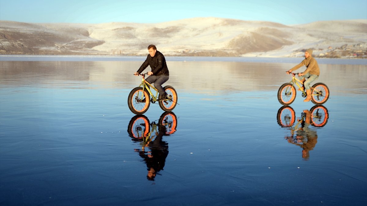 Buzla kaplı Çıldır Gölü'nde bisikletle gezinti keyfi