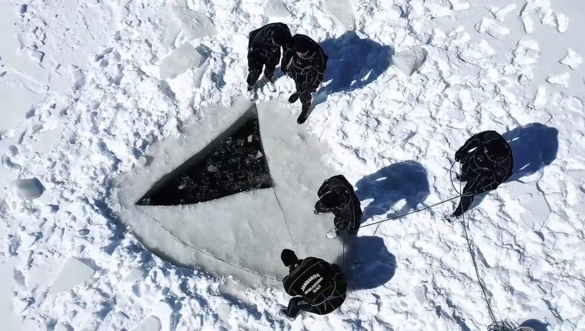 Buzla kaplı gölette nefes kesen dalış