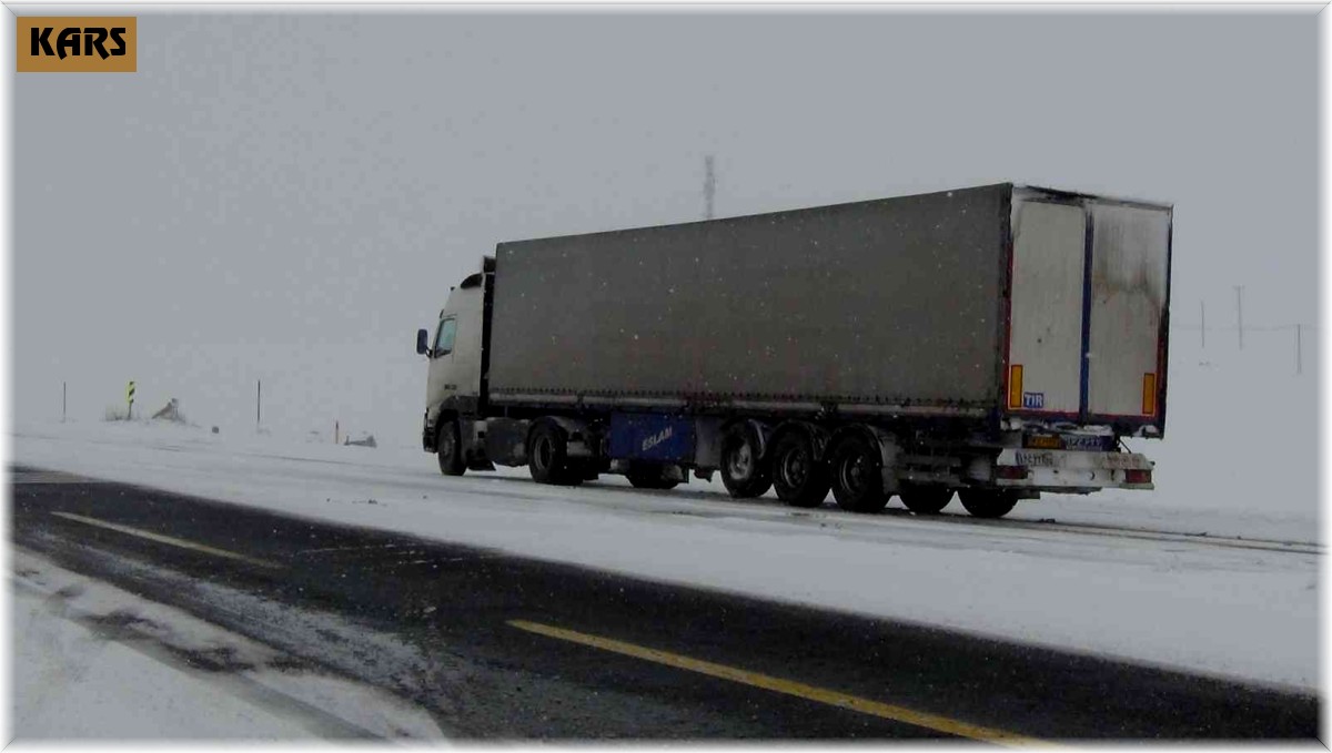 Buzlanan yolda kalan tır sürücülerinin zorlu sınavı