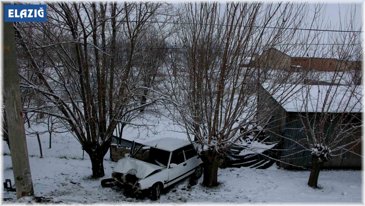 Buzlanma nedeniyle otomobil şarampole yuvarlandı: 4 yaralı