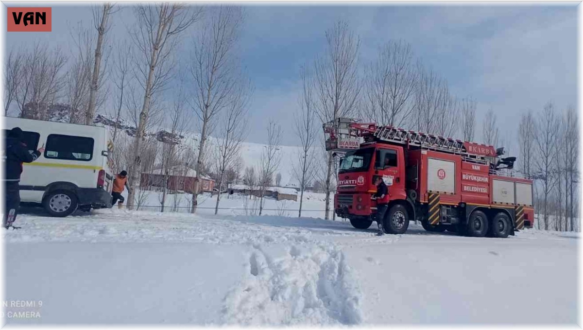 Buzlanma nedeniyle yoldan çıkan minibüs kurtarıldı