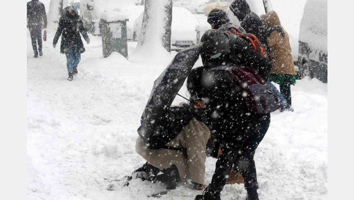Buzlu yolda düşmemek için "penguen yürüyüşü" önerisi