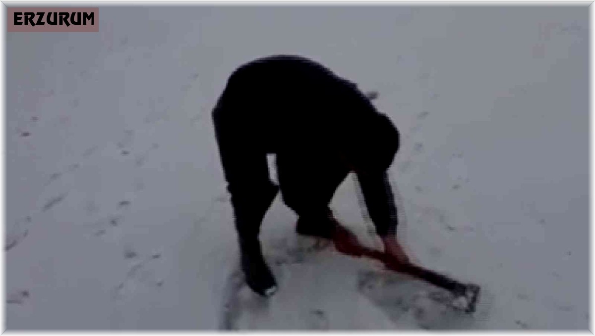 Buzu kırıp balık tutuyorlar