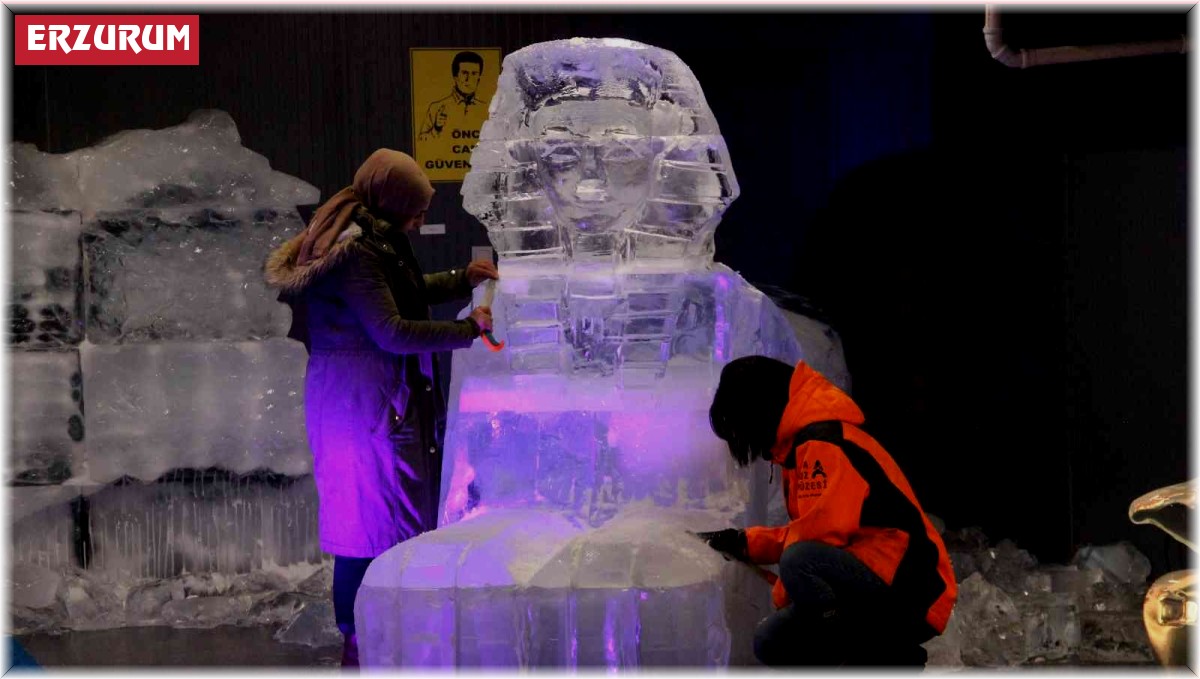 Buzu yontarak heykel yapıyorlar