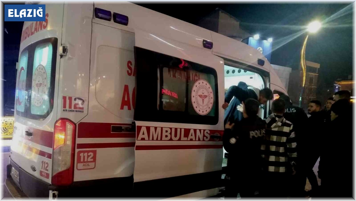 Cadde ortasında bıçaklı kavga: 1 yaralı