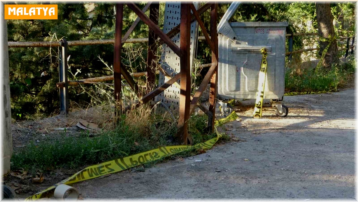 Cadde ortasında elektrik akımına kapıldı