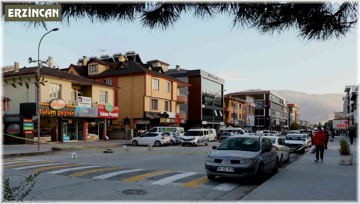 Cadde üzerinde unutulan şüpheli çantalar korkuya neden oldu