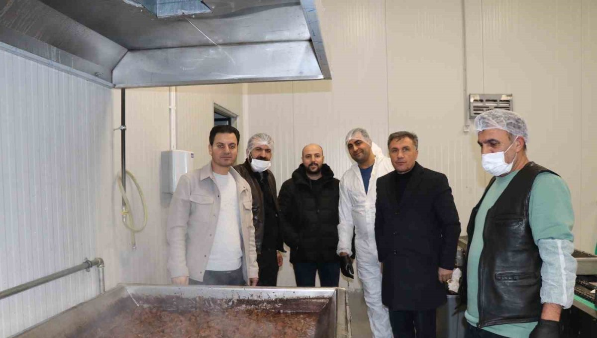 Cağ kebabın başkenti Oltu'da kavurma ve sucuk üretimi yapıyorlar
