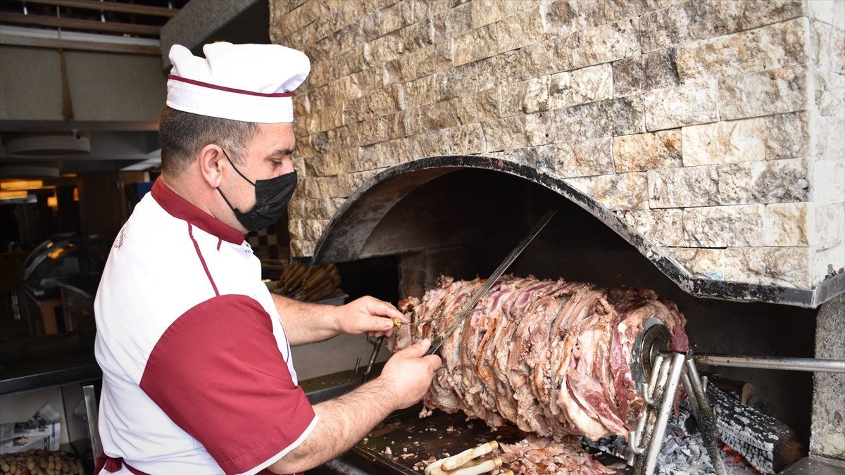 Cağ kebapçılar "kontrollü normalleşme" ile kapılarını müşterilerine açtı