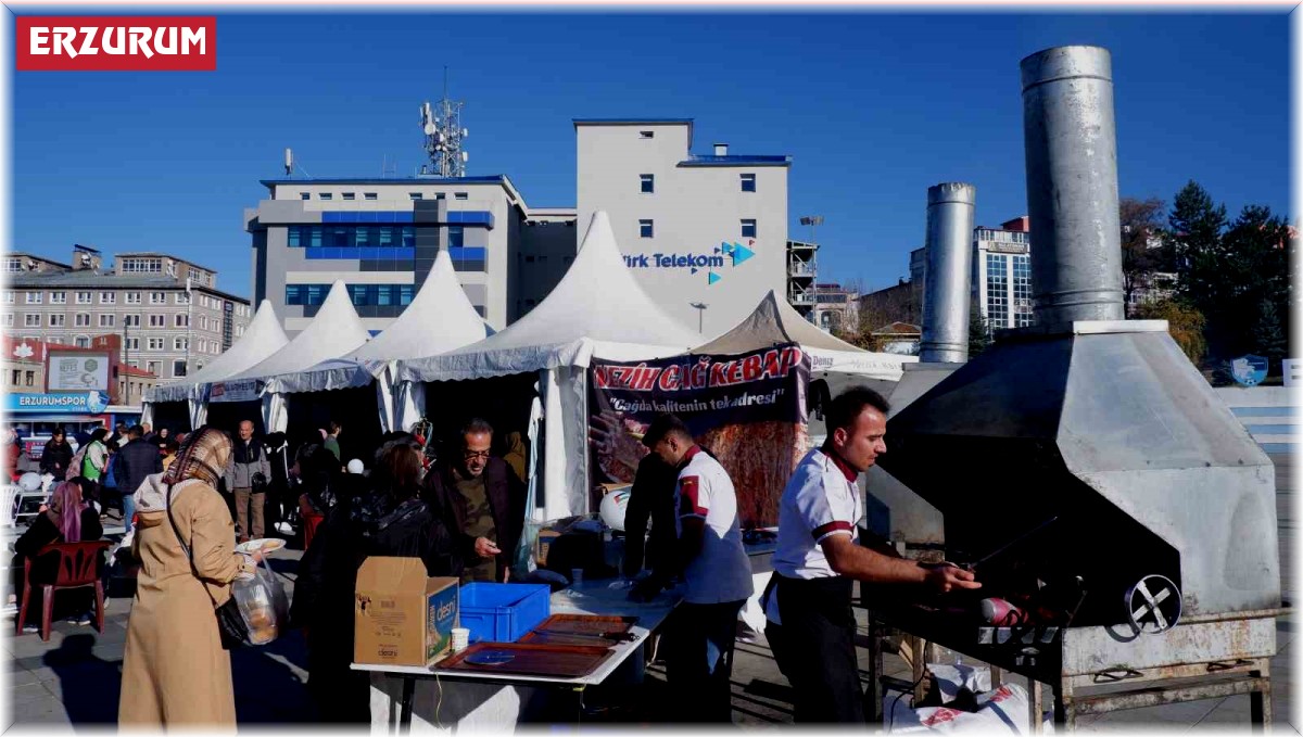 Cağ kebapları Filistin halkına destek için kesiyorlar