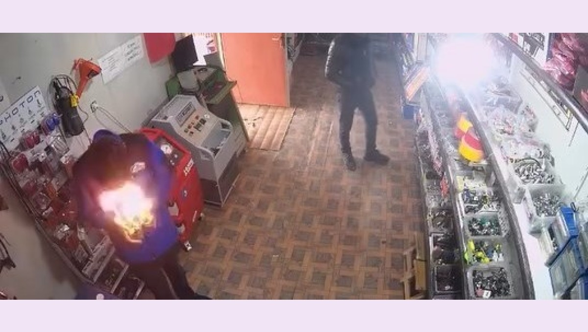 Çakmağı çakınca yüzü alevlerin arasında kaldı: o anlar kamerada