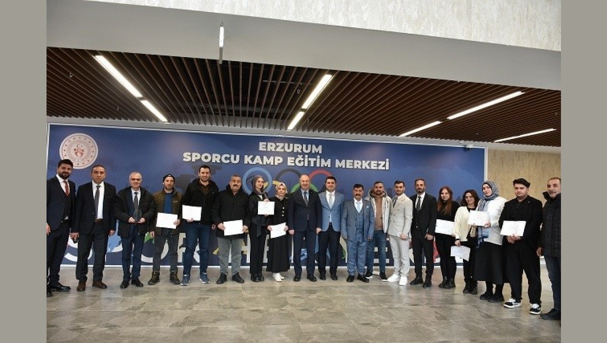 Çakmur'dan spor tesislerinde çalışan personele teşekkür belgesi