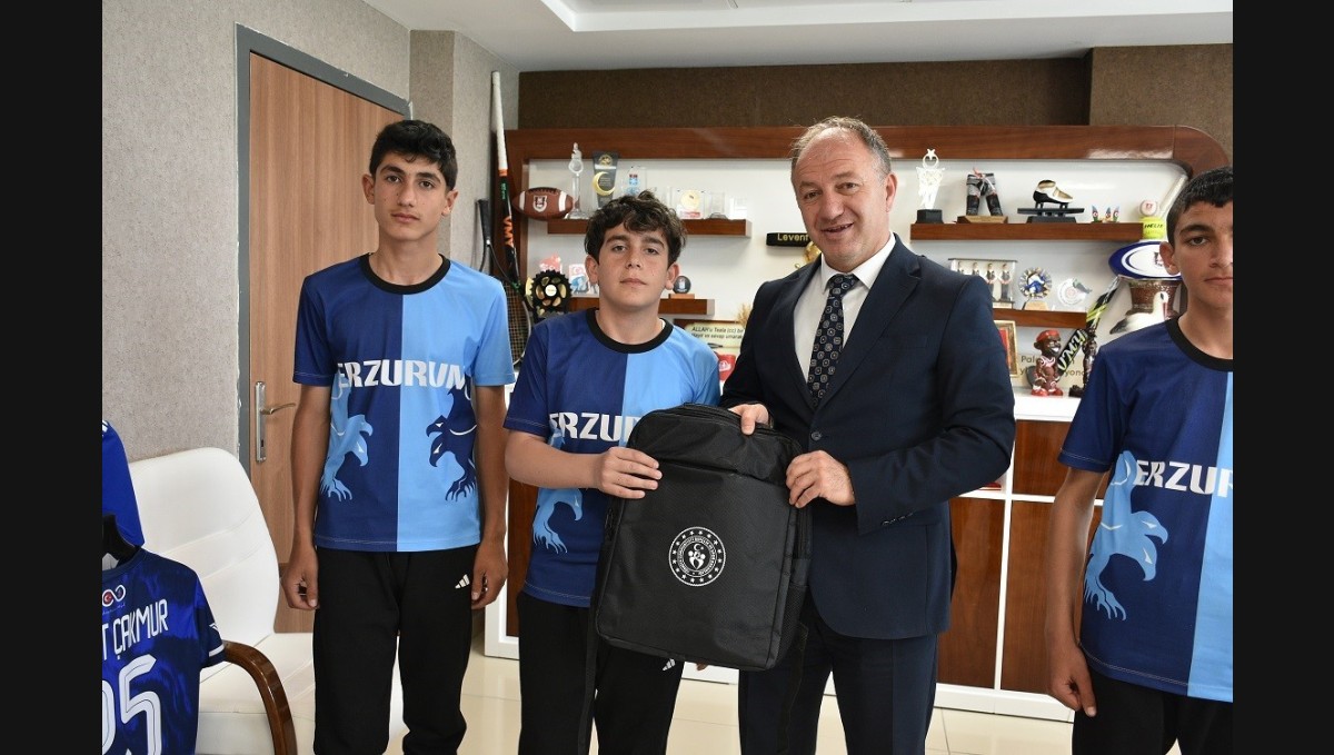 Çakmur kutladı hediye verdi