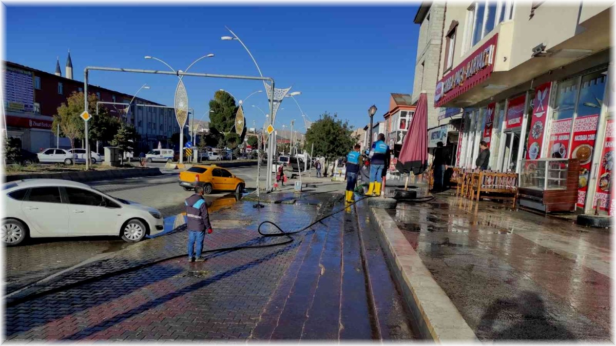 Çaldıran Belediyesi ana yolları sabunlu suyla yıkadı