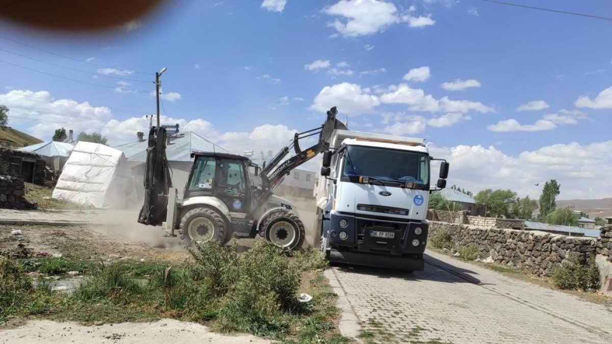 Çaldıran Belediyesi kırsal mahalleleri temizliyor