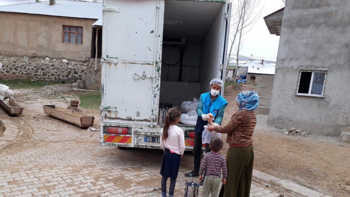 Çaldıran Belediyesinden 600 kişiye sıcak yemek