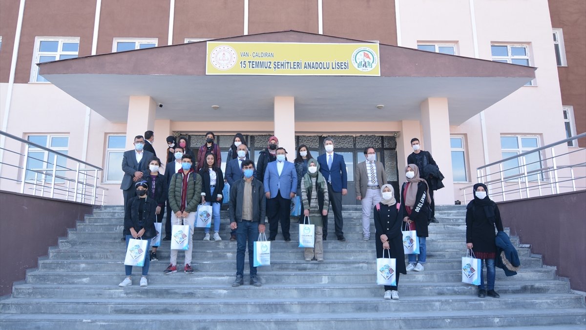 Çaldıran Belediyesinden üniversiteye hazırlanan öğrencilere kitap desteği