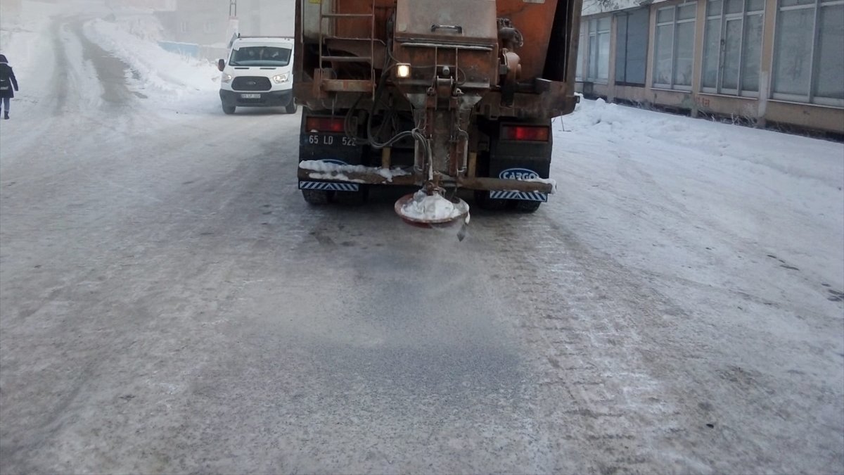 Çaldıran Belediyesinden yol tuzlama çalışması