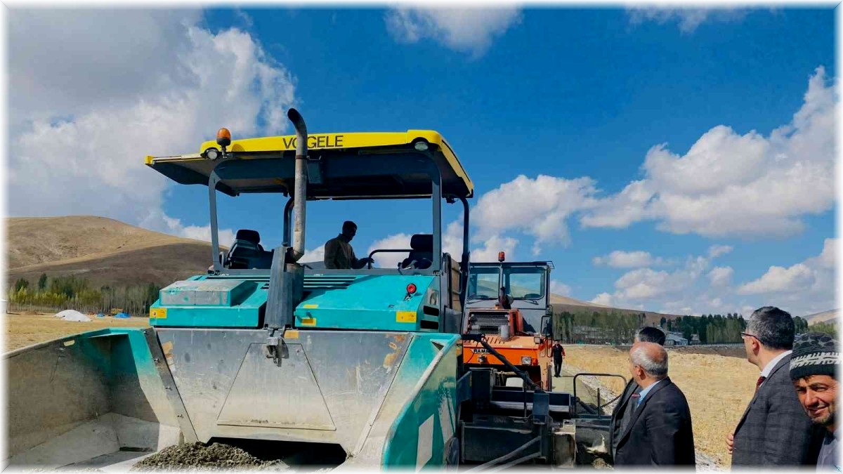 Çaldıran'da asfalt yol çalışmaları devam ediyor