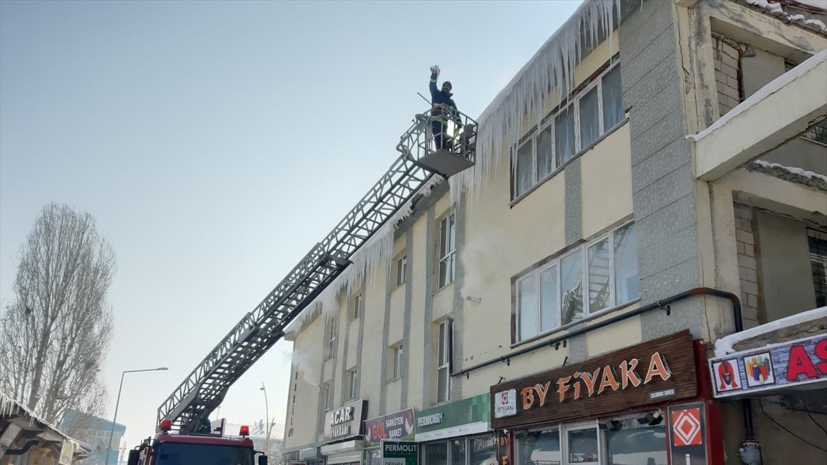 Çaldıran'da çatılarda oluşan buz sarkıtları temizlendi