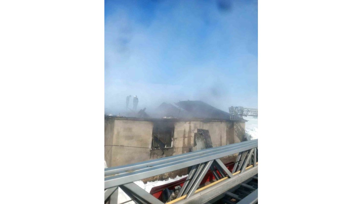 Çaldıran'da ev yangını