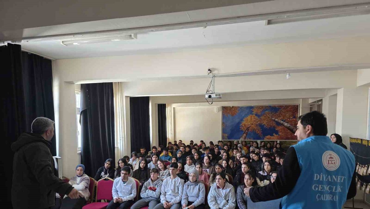 Çaldıran'da gençlik huzura koşuyor: Kitaplar müftülükten gayret gençlerden