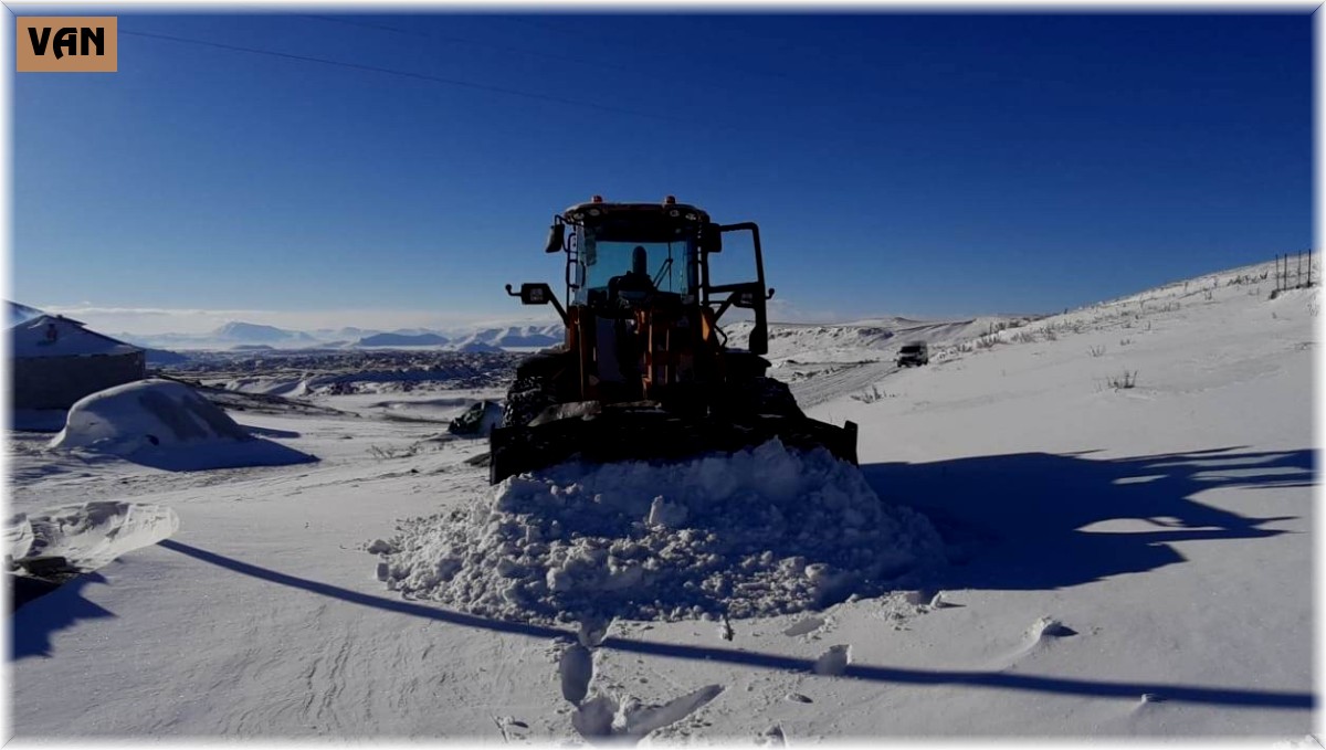Çaldıran'da karla mücadele çalışmaları