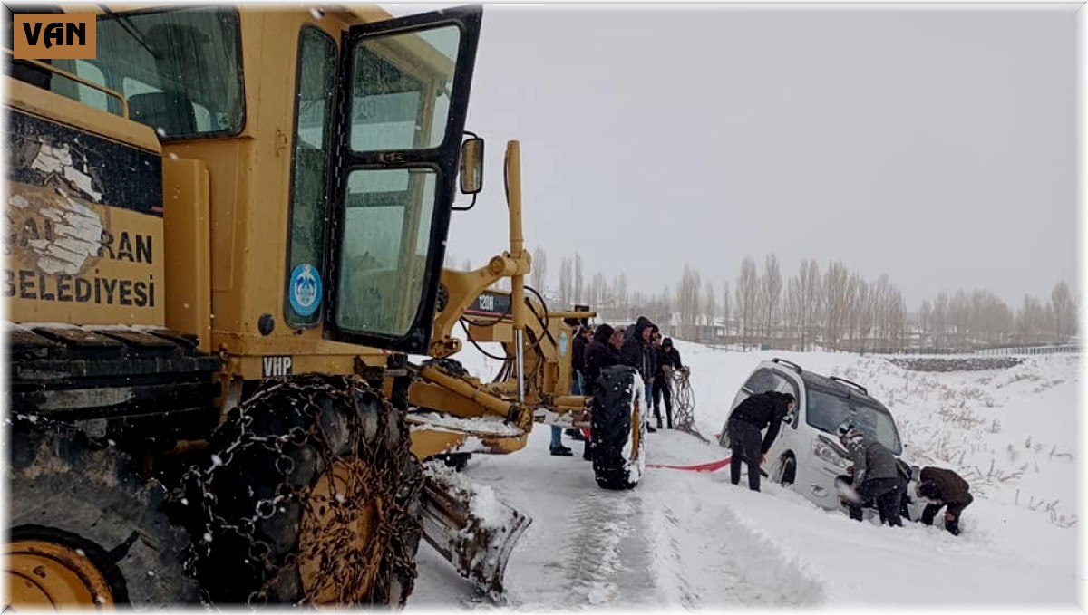 Çaldıran'da karla mücadele çalışmaları
