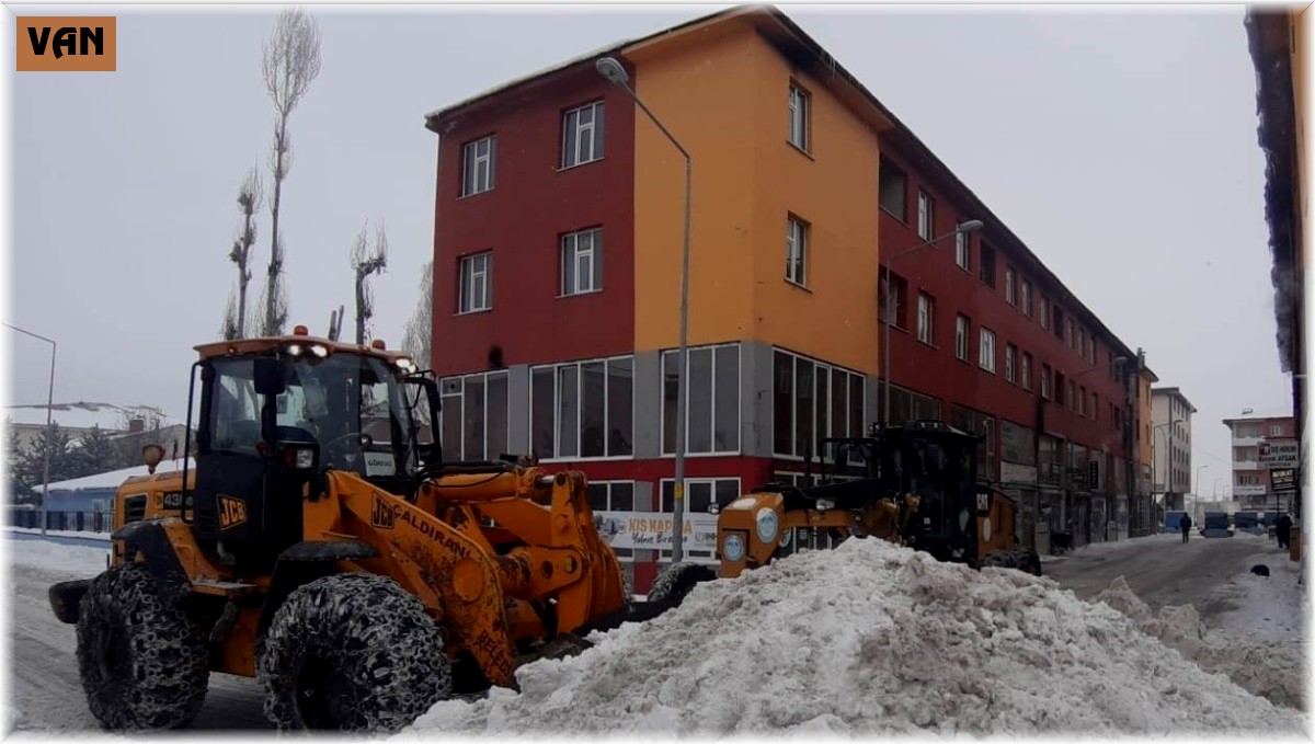 Çaldıran'da karla mücadele çalışmaları devam ediyor